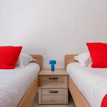 Charming With Frontal Seaview Apartment